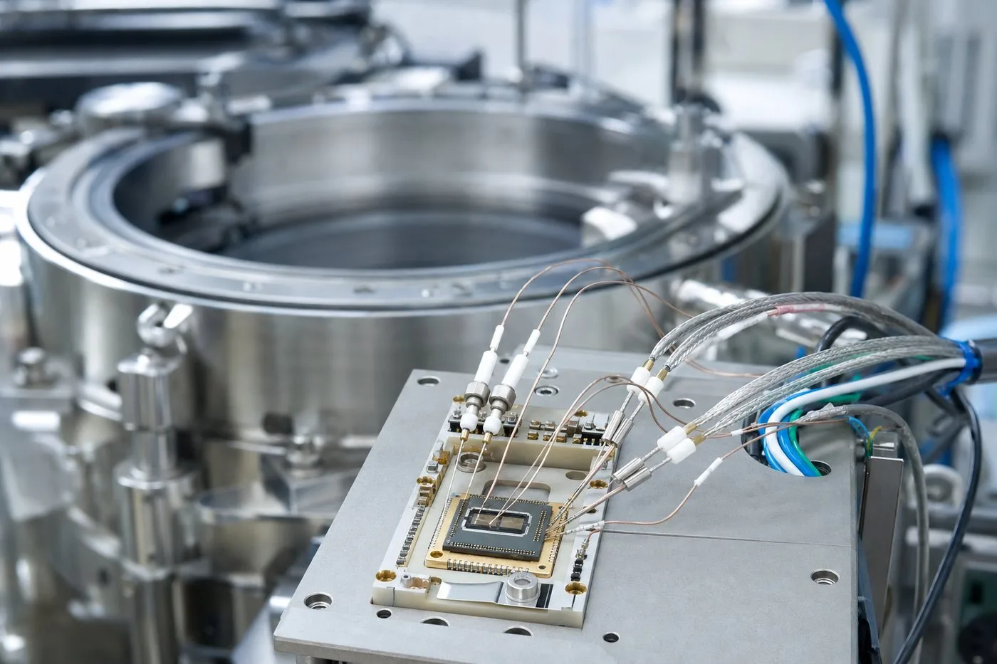 Fine temperature sensor wiring on a semiconductor and electronics thermal test fixture